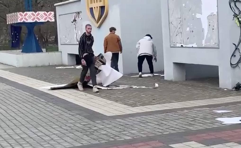 Фото: Сергій Хлань В Херсоні за вказівкою окупантів зірвали портрети Героїв Небесної Сотні