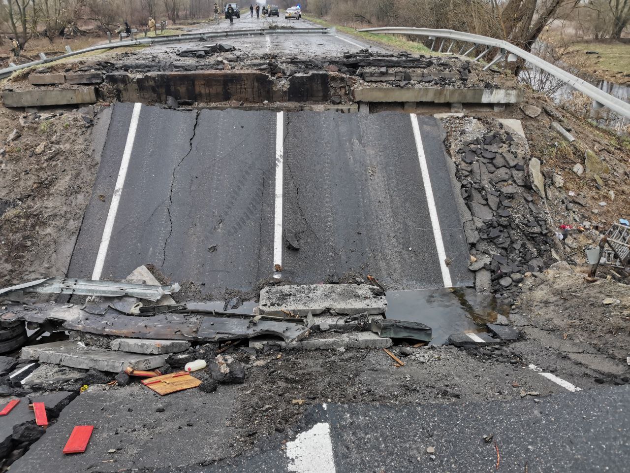 Мост в Чернигов. Фото: Дмитрий Белобров "Они говорили: элитное у вас село". Как Ивановка под Черниговом пережила 25 дней оккупации