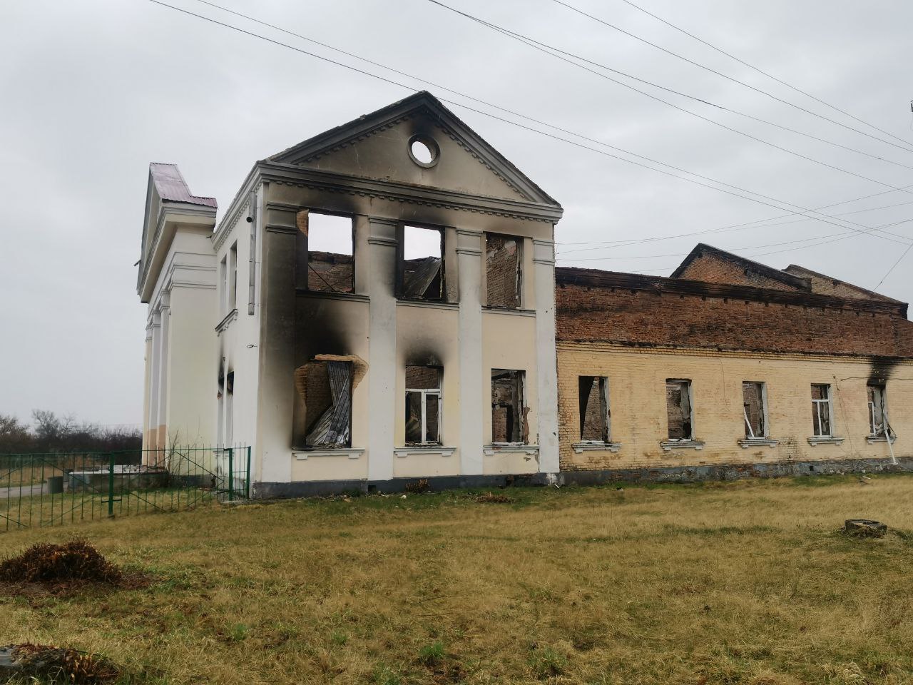 Уничтоженный сельсовет Ивановки. Фото: Дмитрий Белобров "Они говорили: элитное у вас село". Как Ивановка под Черниговом пережила 25 дней оккупации