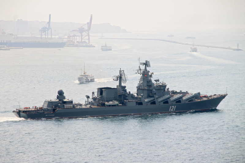 Крейсер 'Москва' проходит через пролив Босфор в сентябре 2014 года (фото – Джан Мэрей/EPA)
