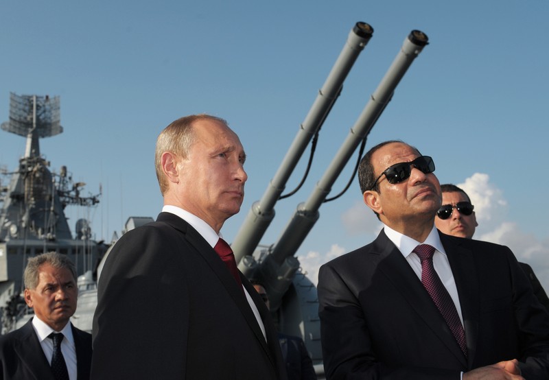 Владимир Путин, президент Египта Абдул-Фаттах Ас-Сиси и министр обороны РФ Сергей Шойгу посещают крейсер 'Москва', 2014 год (фото – Алексей Дружинин/EPA)