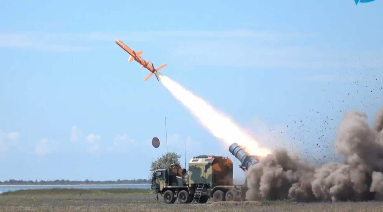 Запуск противокорабельной ракеты комплекса 'Нептун' (фото – стоп-кадр с видео)