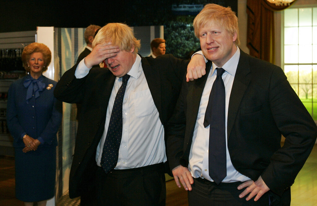 Мэр Лондона Борис Джонсон (слева) позирует со своей восковой фигурой в музее мадам Тюссо (фото – AP)