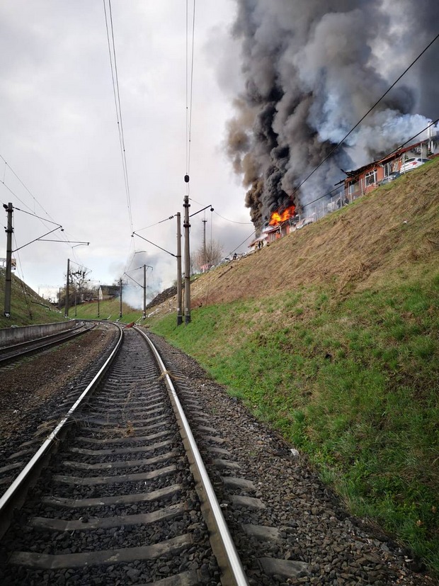 Ракеты россиян повредили ж/д полотно во Львове, движение поездов уже восстановлено – фото
