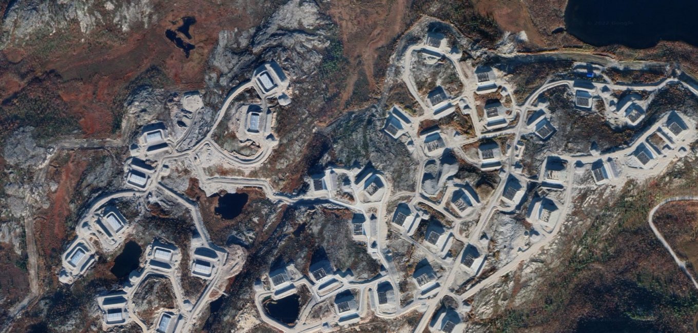 База возле Мурманска (Скриншот defence-ua) В Google maps стали доступны качественные снимки стратегических объектов РФ (обновлено)