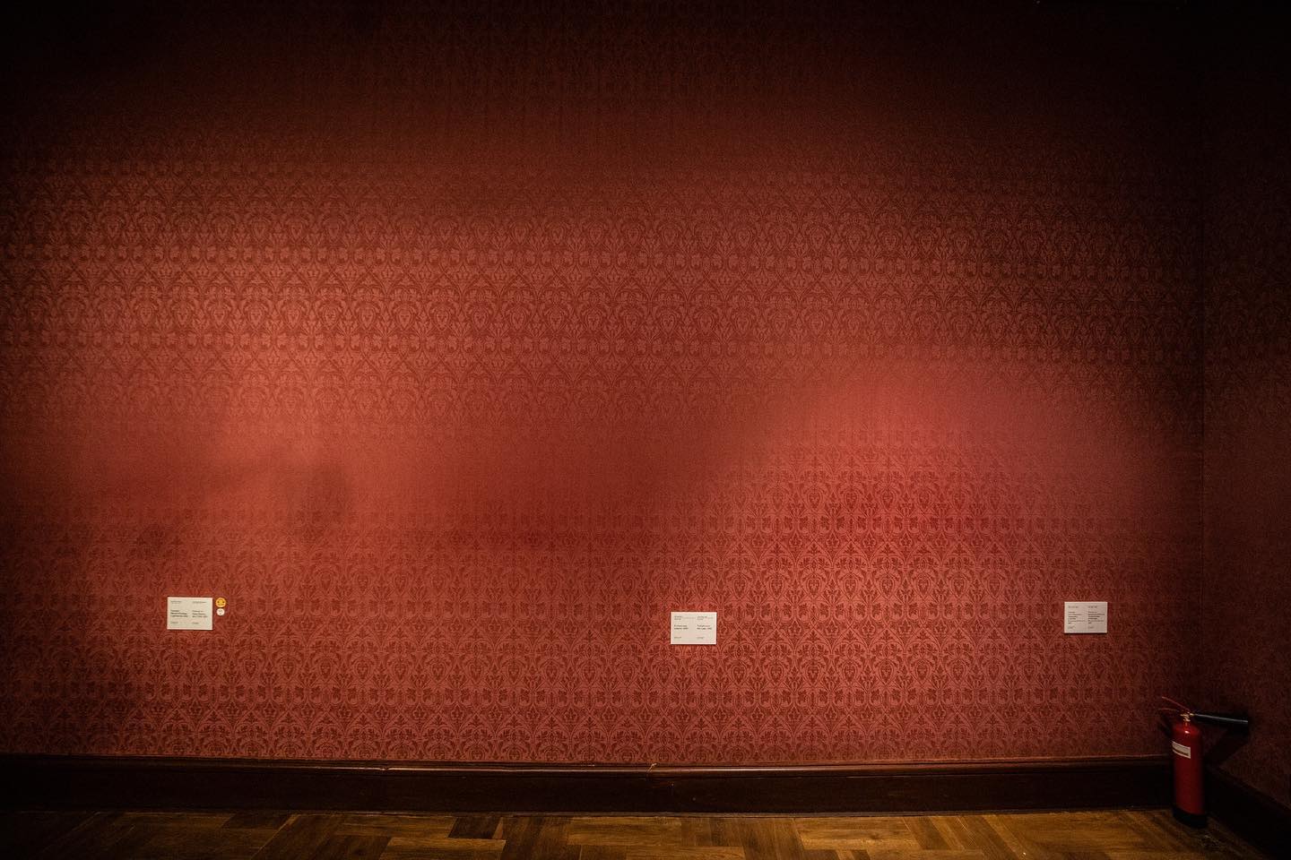 Порожні стіни, експонати в безпеці. Який вигляд мають музеї Києва під час війни – фото