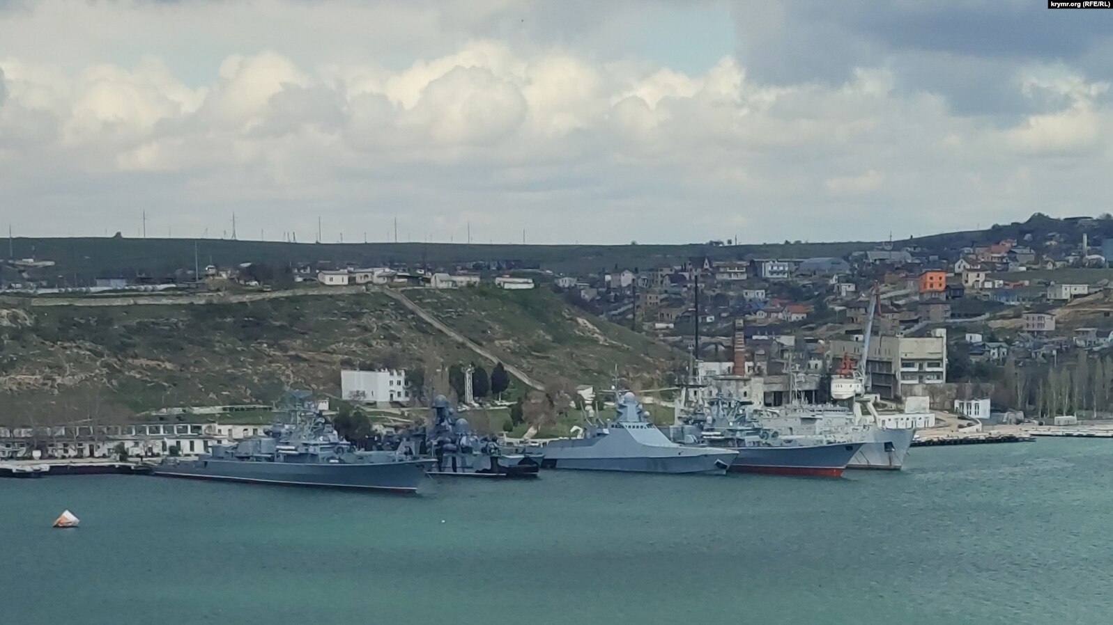 Корабли ЧФ возле Куриной пристани в бухте Севастополя, 21 апреля 2022 года (Фото – Крым.Реалии)