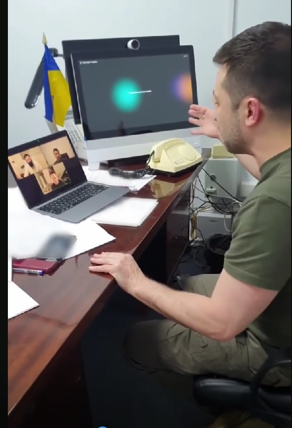 Росіяни запустили примітивний фейк про Зеленського: домалювали наркотики на столі – фото
