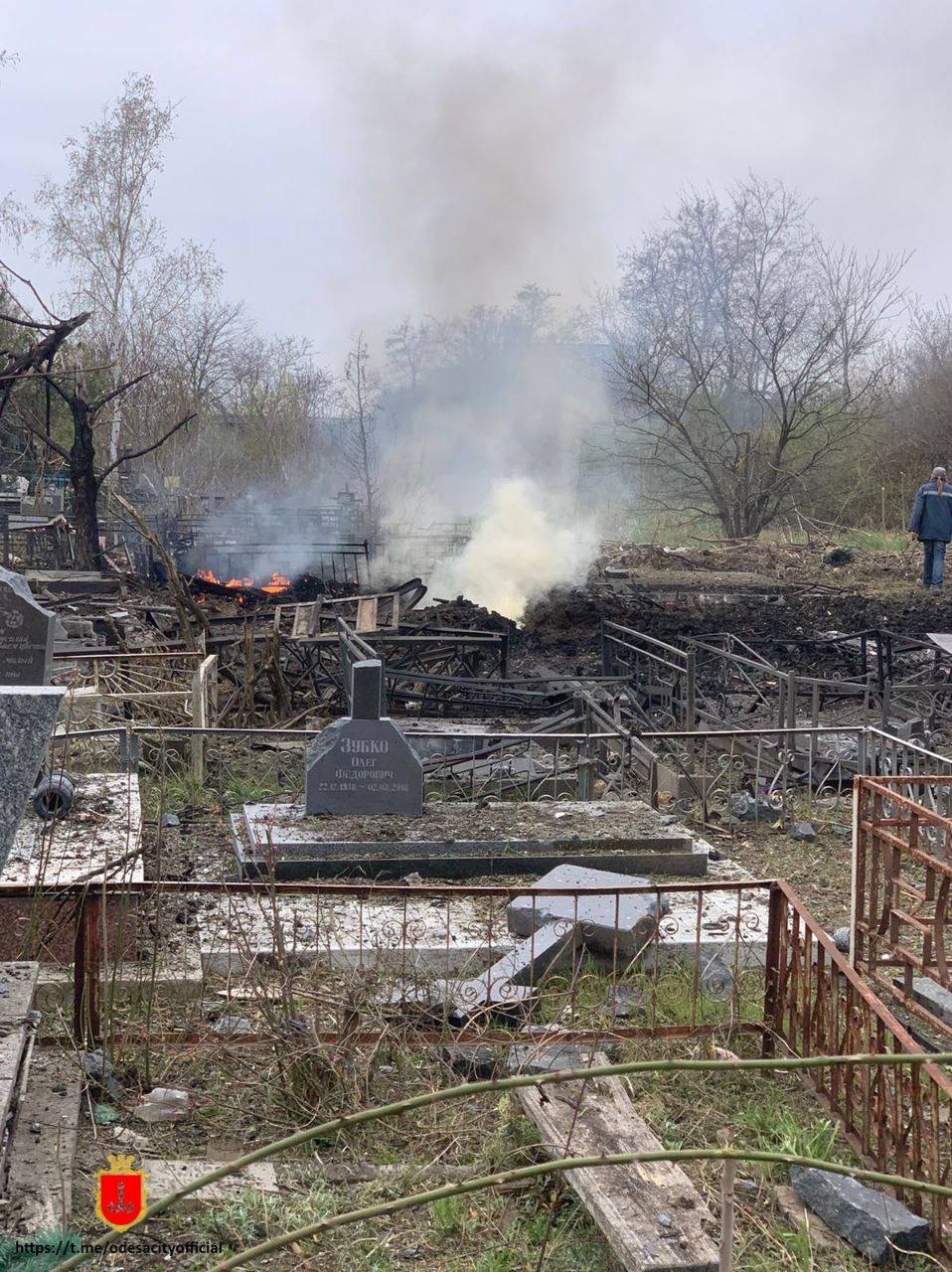 Фото: t.me/odesacityofficial Россия обстреляла одно из городских кладбищ Одессы: фото, видео