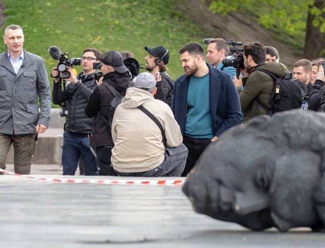 В центре Киева начали сносить памятник "Дружбы народов". Автор предлагает его уничтожить