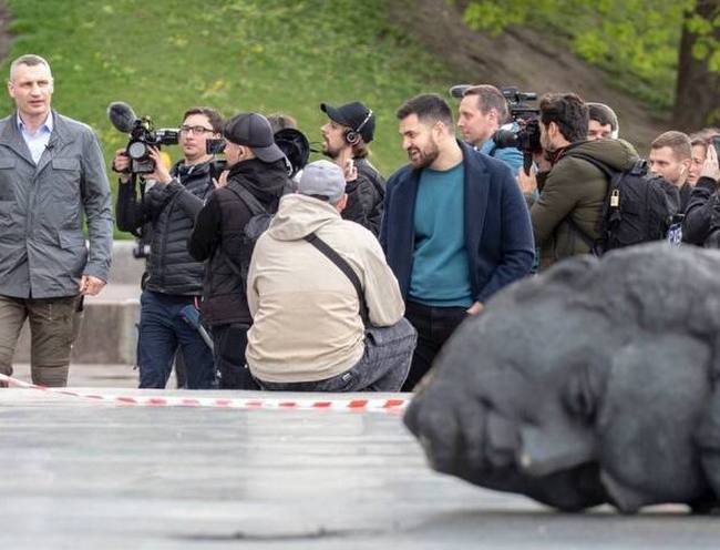 Фото: пресс-служба Виталия Кличко В центре Киева начали сносить памятник "Дружбы народов". Автор предлагает его уничтожить