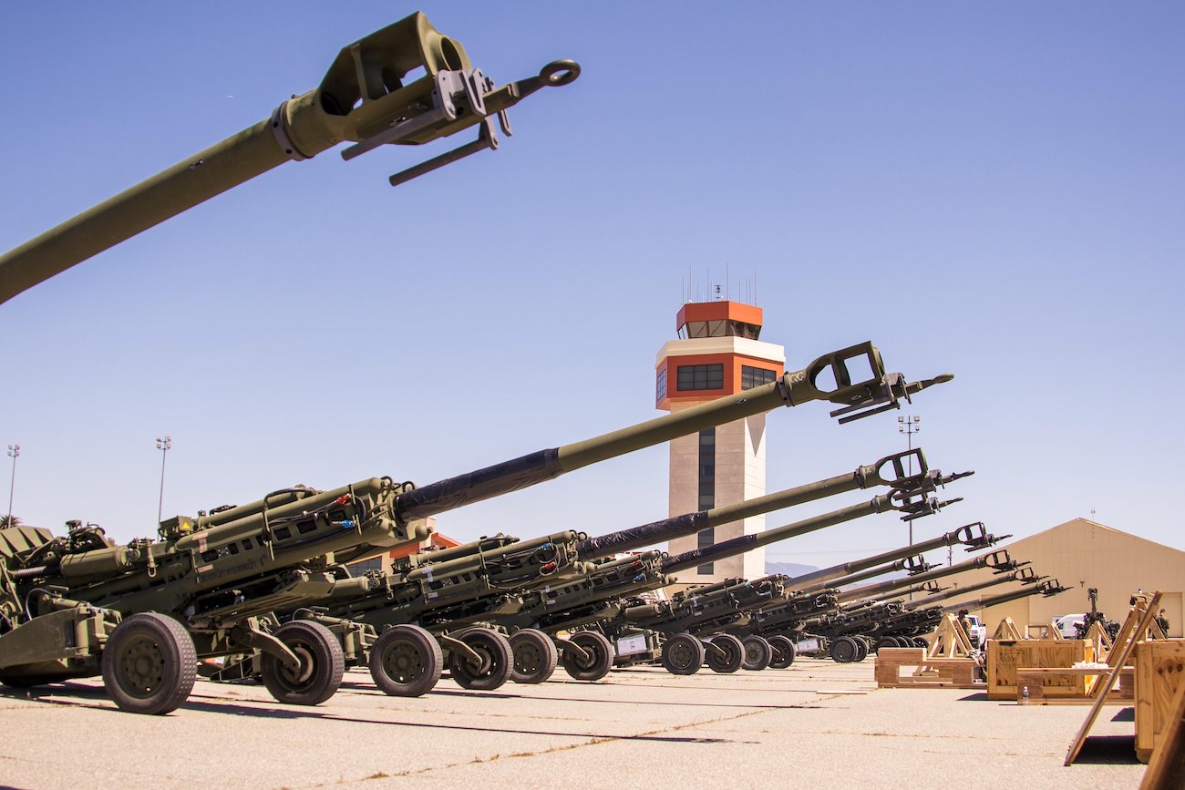 Гаубицы M777 (Фото: Пентагон) Пентагон показал как грузят в самолет ВВС США гаубицы M777 для Украины: фото