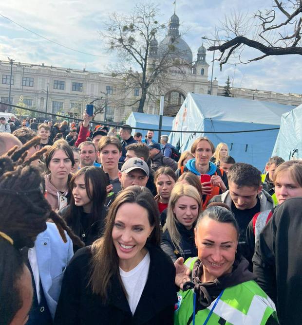 Анджелина Джоли в Украине: несколько фото и видео внезапного визита голливудской дивы