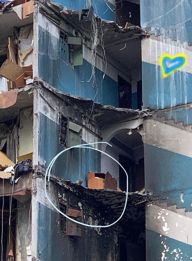 В Бородянке с 7-го этажа разбомбленного дома сняли кота, просидевшего там несколько недель (ВИДЕО) 3