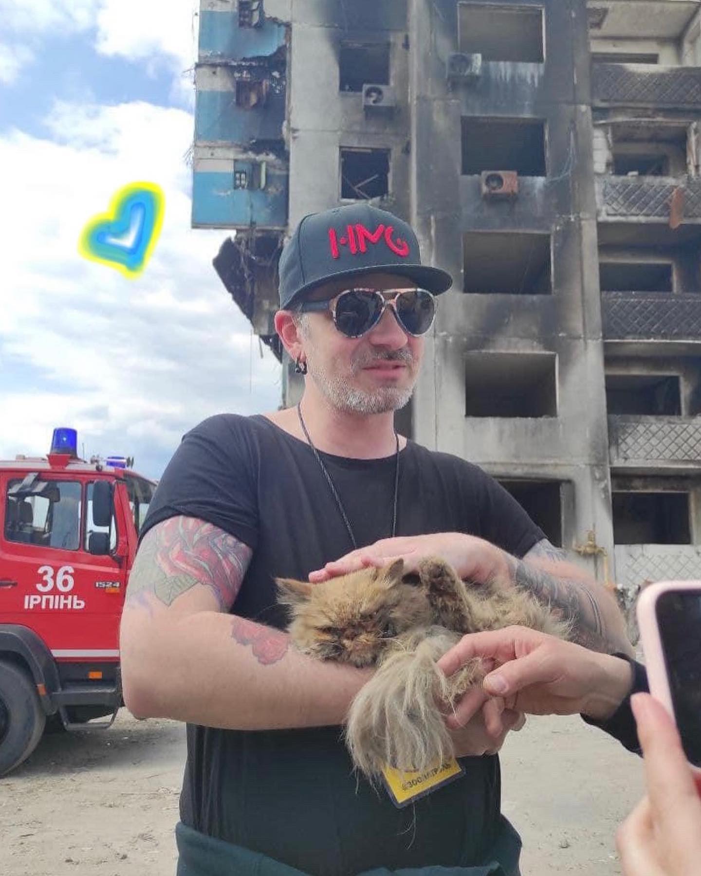 Врятований кіт і волонтер. Facebook "Зоопатруль"