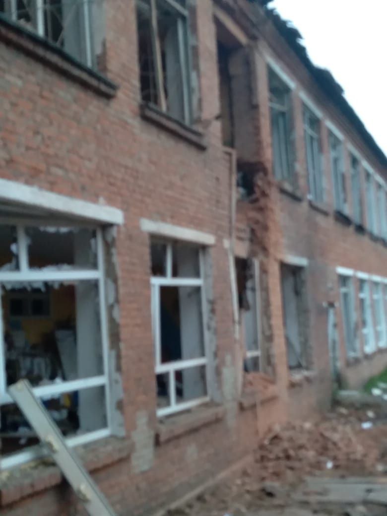 Армия России с вертолета и земли обстреляла школу в Сумской области – фото

