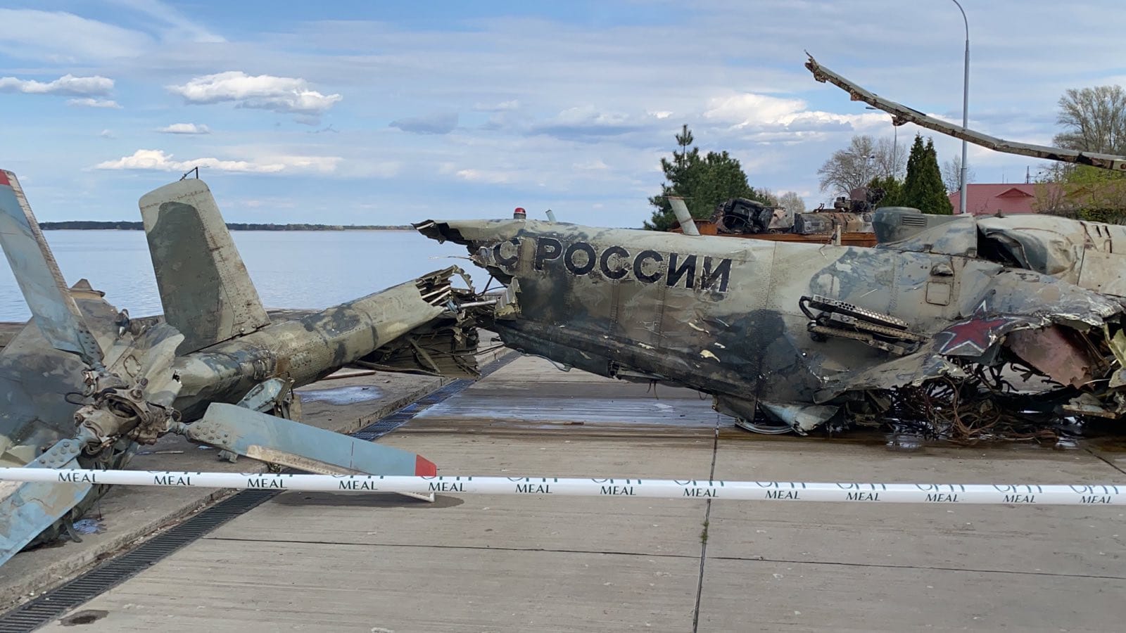 З дна Київського моря дістали "крокодила" – бойовий російський вертоліт: фото, відео