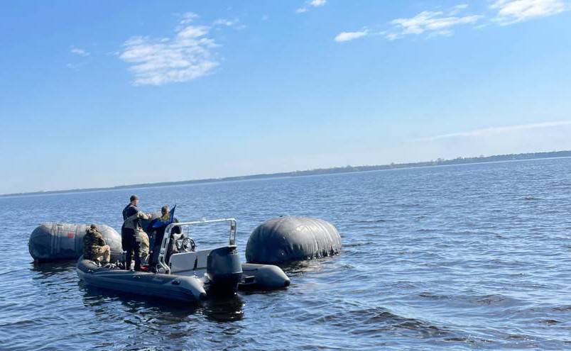 З дна Київського моря дістали "крокодила" – бойовий російський вертоліт: фото, відео