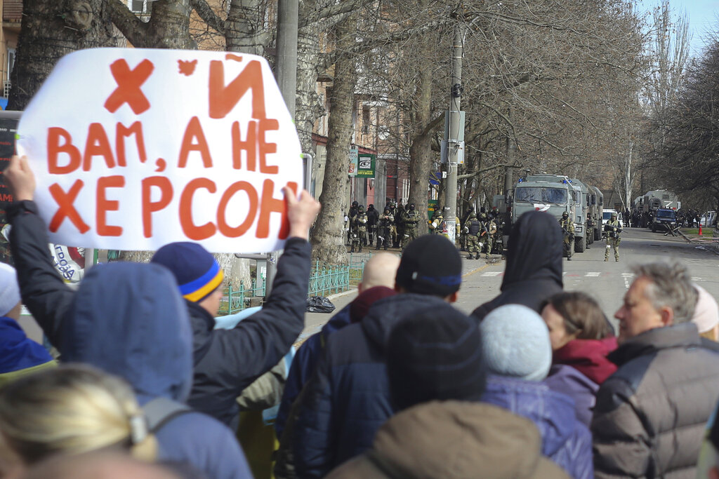 Проукраинский митинг в Херсоне в марте (фото – AP)
