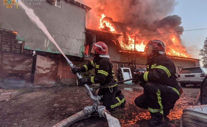 Дим над Києвом. У Голосіївському районі горіла будівля, евакуювали 98 людей – фото, відео