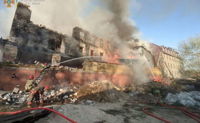 Дим над Києвом. У Голосіївському районі горіла будівля, евакуювали 98 людей – фото, відео