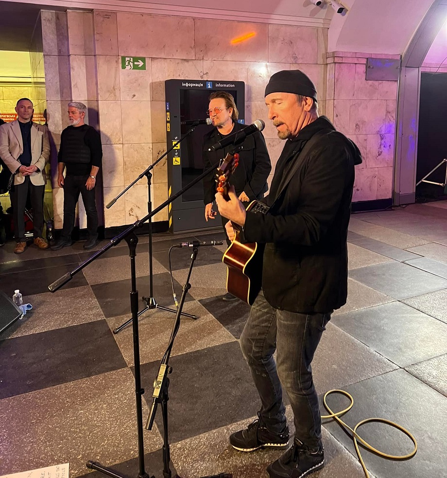 Легендарные Боно и Эдж из U2 дали концерт в киевском метро – видео