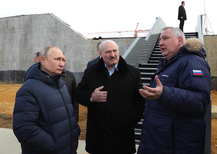 Владимир Путин, Александр Лукашенко и Дмитрий Рогозин на космодроме "Восточный", апрель 2022 года (фото – Михаил Климентьев / EPA)