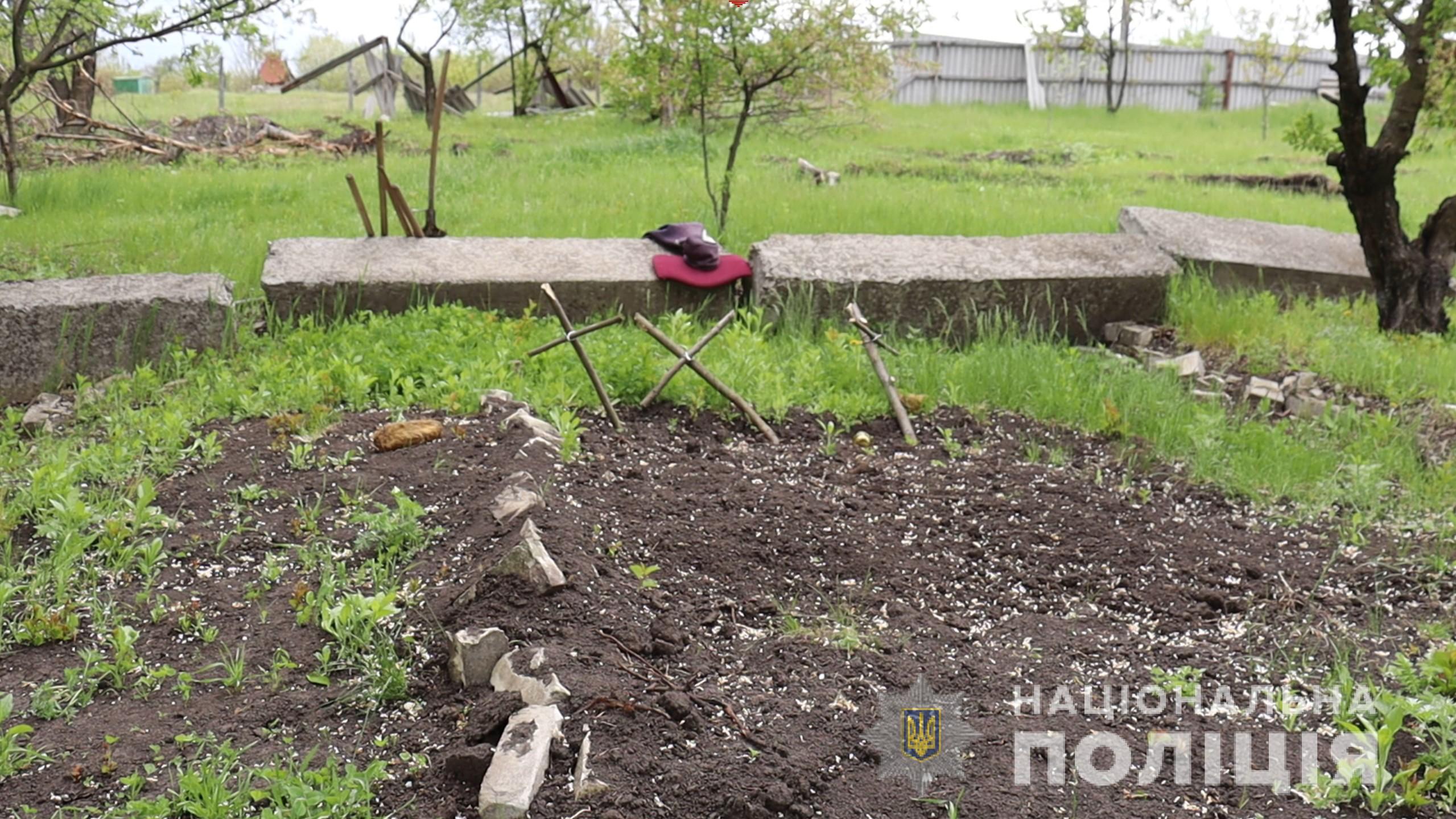 Фото: Національна поліція Окупанти вистрілили з танка по будинку в Харківській області. На подвір'ї виявили три тіла