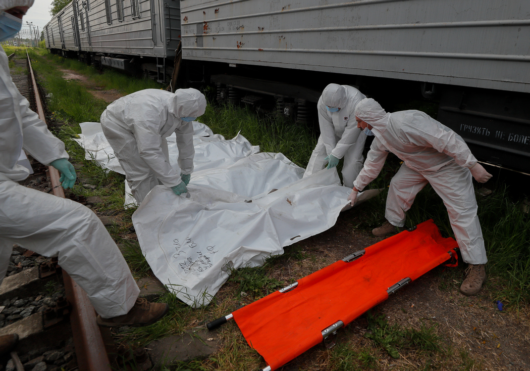 Фото: EPA Украина готова отдать России погибших оккупантов. В рефрижераторы собрали сотни тел