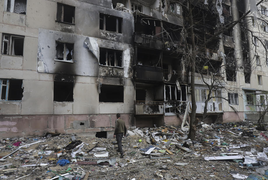 Наслідки обстрілів Сєвєродонецька (фото – EPA)