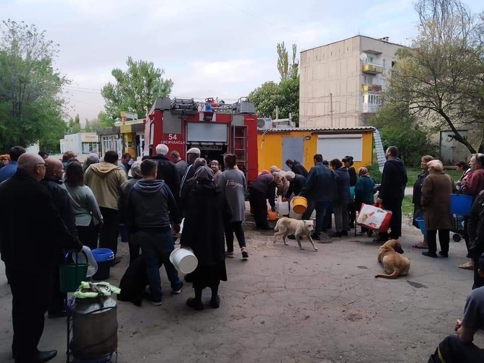 Люди в черзі за водою в Лисичанську (фото – Сергій Гайдай)