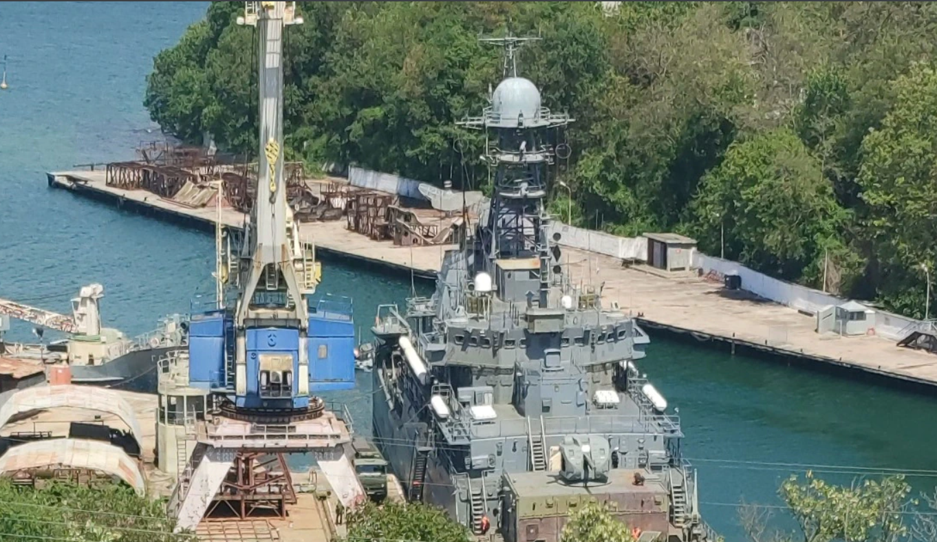 РС: Окупанти ремонтують у Криму корабель, його підбили у Бердянську – фото