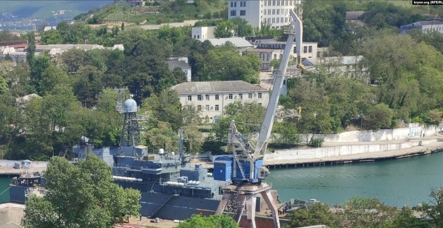 РС: Окупанти ремонтують у Криму корабель, його підбили у Бердянську – фото