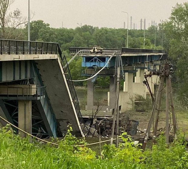 Россия второй раз за 8 лет разрушила мост между Северодонецком и Лисичанском: фото и видео