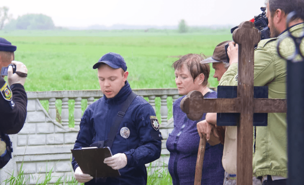 Біля Бучі знайшли тіла вбитих окупантами мирних мешканців: фото