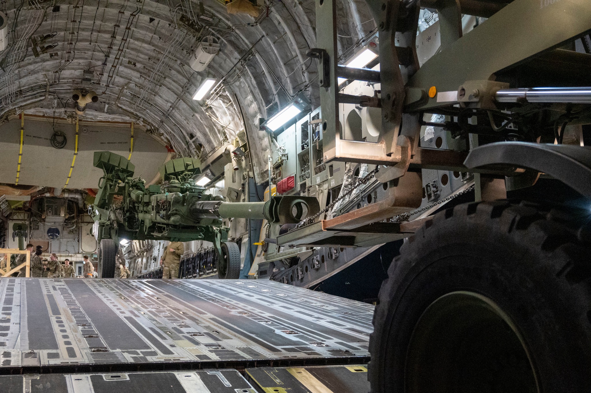 Далекобійні гаубиці М777 для України завантажені у літак. Пентагон показав фото