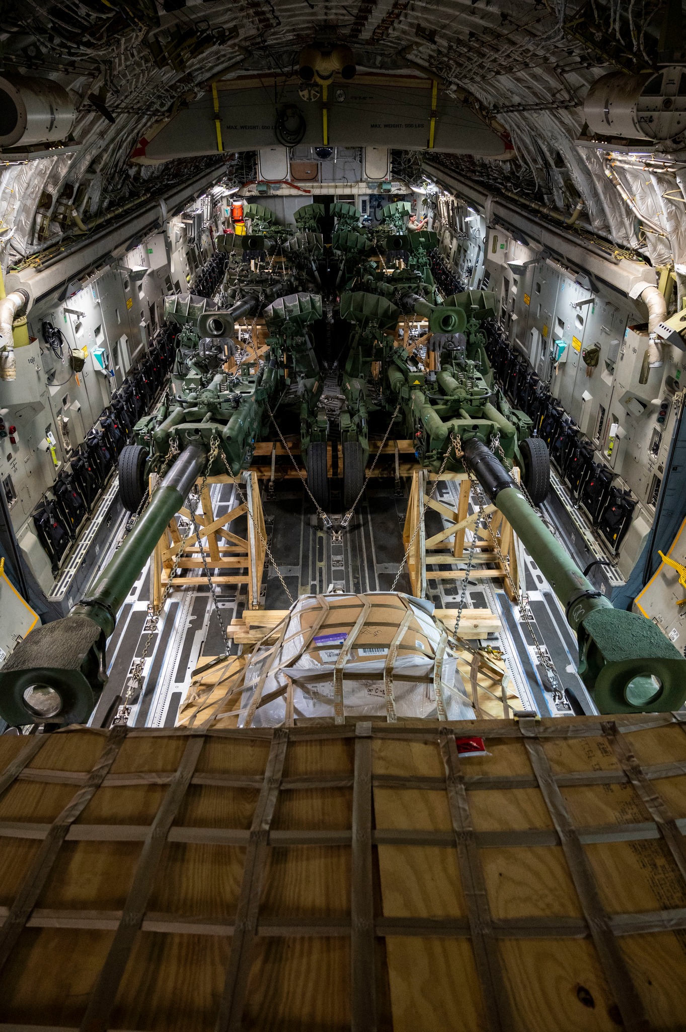 Далекобійні гаубиці М777 для України завантажені у літак. Пентагон показав фото