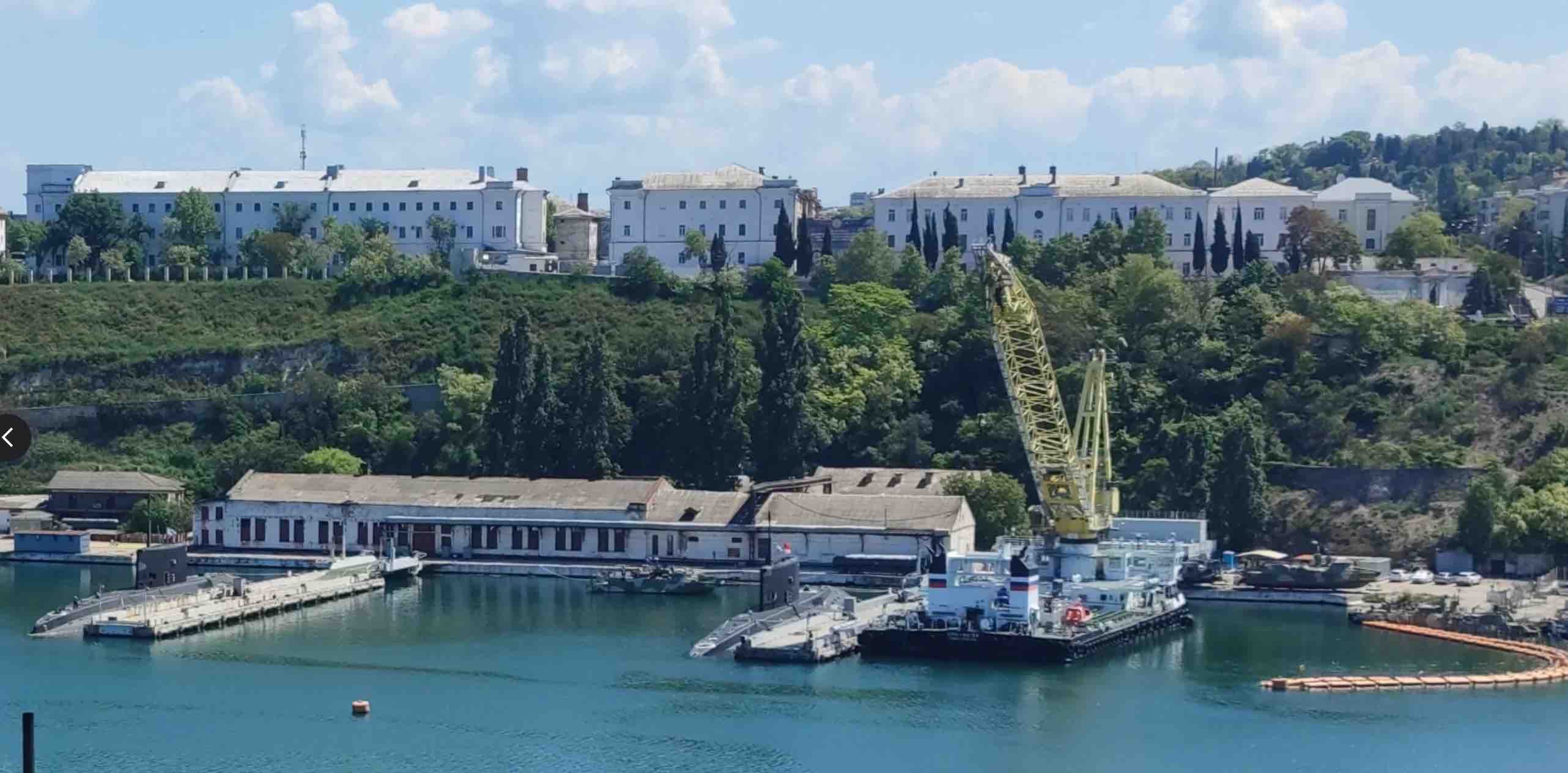 Фото: ru.krymr.com В оккупированном Севастополе на подлодки РФ загружают ракеты "Калибр" – Крым.Реалии