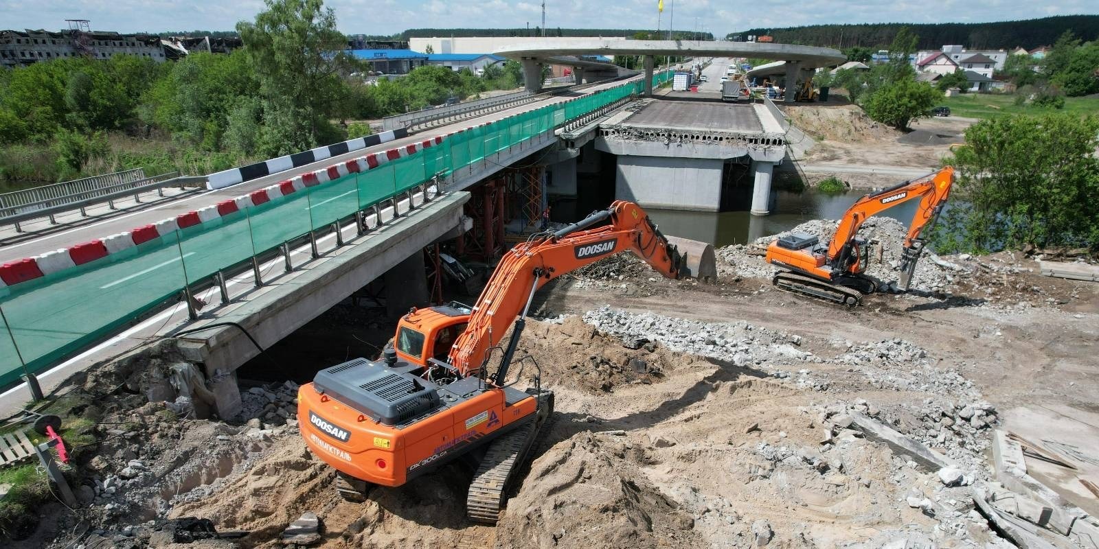 Мост в Стоянке (фото: Александр Кубраков / Facebook) На Житомирской трассе под Киевом восстановили мост, взорванный во время наступления России