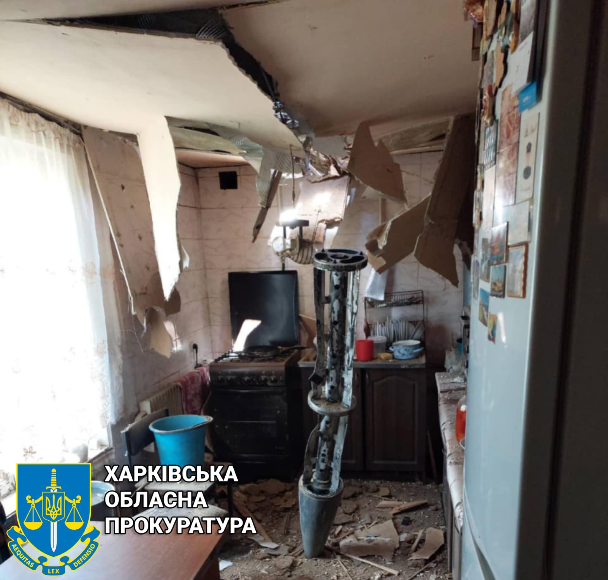 Под Харьковом российский снаряд влетел в кухню дома, но не разорвался, двое ранены: фото