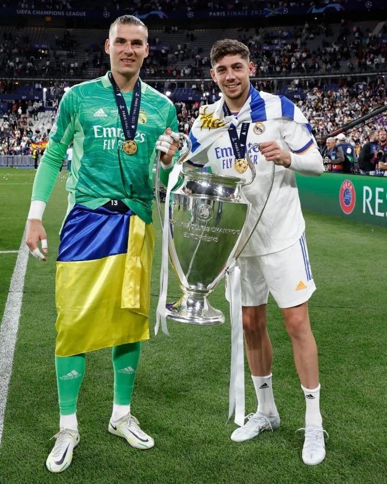 Лунин выиграл Лигу чемпионов: на главный трофей Европы повязал украинский флаг – фото