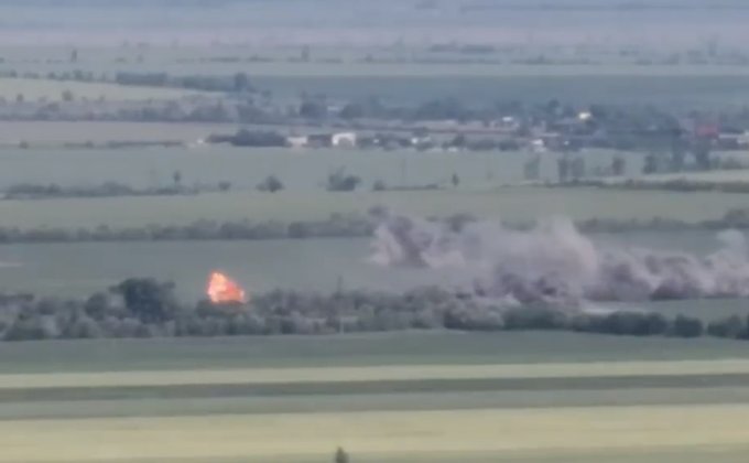 Артиллерия гоняет российских оккупантов по посадкам на юге, трофеи ВСУ: два видео с войны