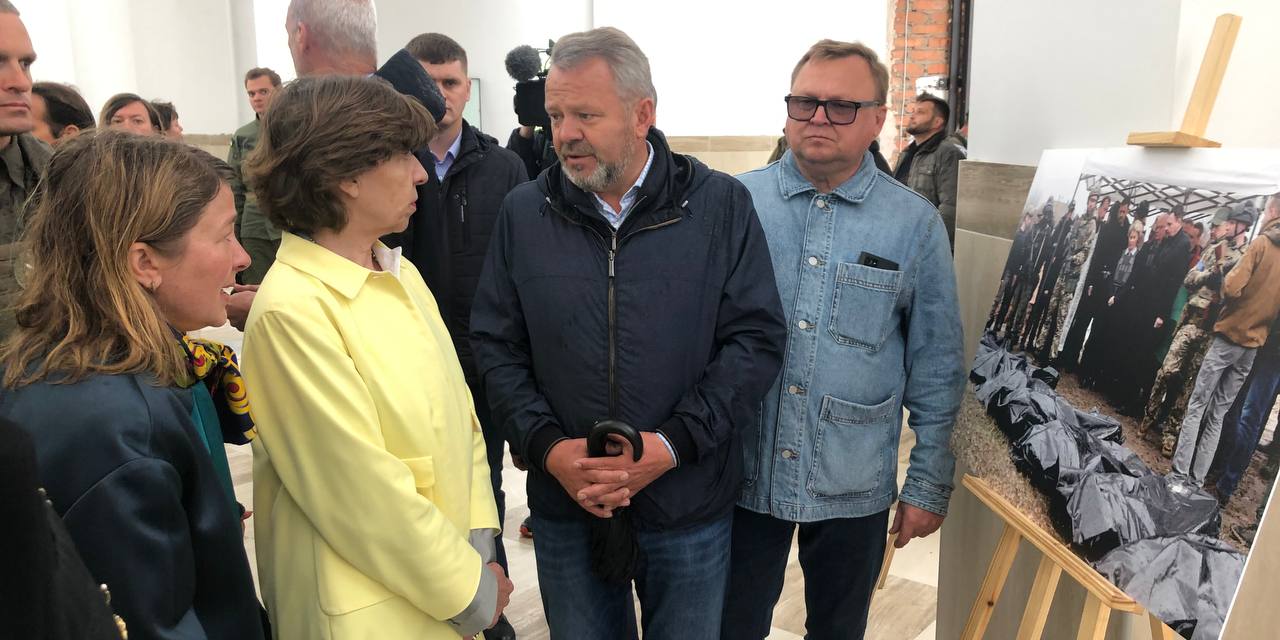 Катрін Колонна (Фото: Олексій Кулеба / Twitter) Глава МЗС Франції відвідала Бучу. Вона приїхала до України через 10 днів після призначення
