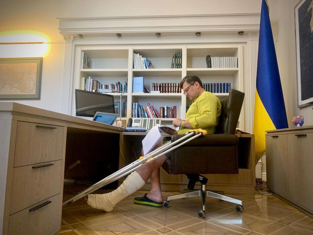 Перед рішенням ЄС щодо статусу України Кулеба пошкодив ногу. Жартує про ДРГ, працює: фото