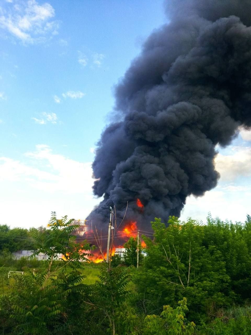 Пожежа на хімзаводі "Коагулянт" у Пологах (Фото – Telegram Запорізька обласна військова адміністрація)