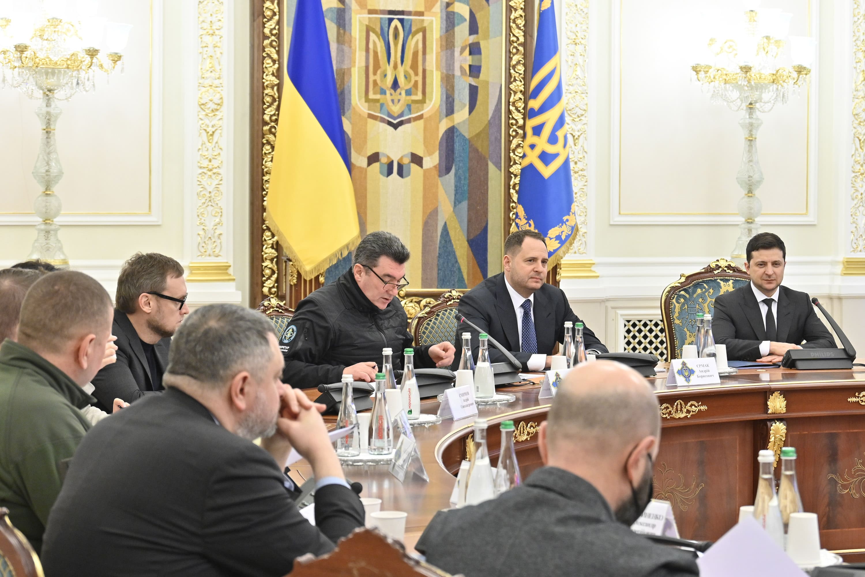 Олексій Данілов доповідає на засіданні РНБО 23 лютого, де було введено ввоєний стан (фото – ОП)