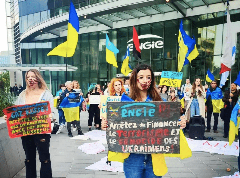 Мітинг української діаспори під офісом французької компанії Engie, квітень 2022 (фото — Yulia Paliichuk/Facebook)