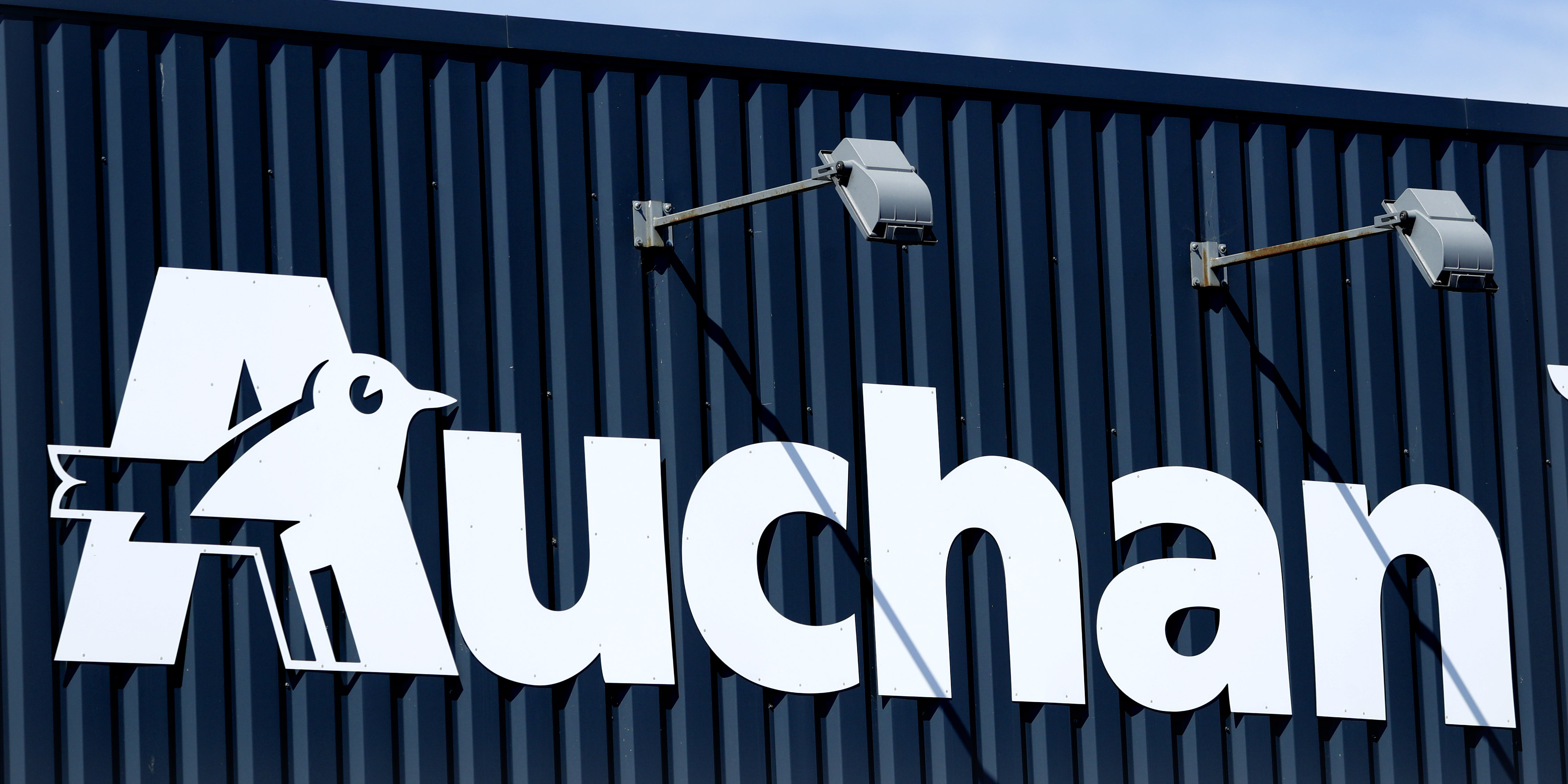 Бизнес-неделя: обыски в MacPaw, Дерипаска на выход, Auchan и Z-армия, РФ без евроунитазов