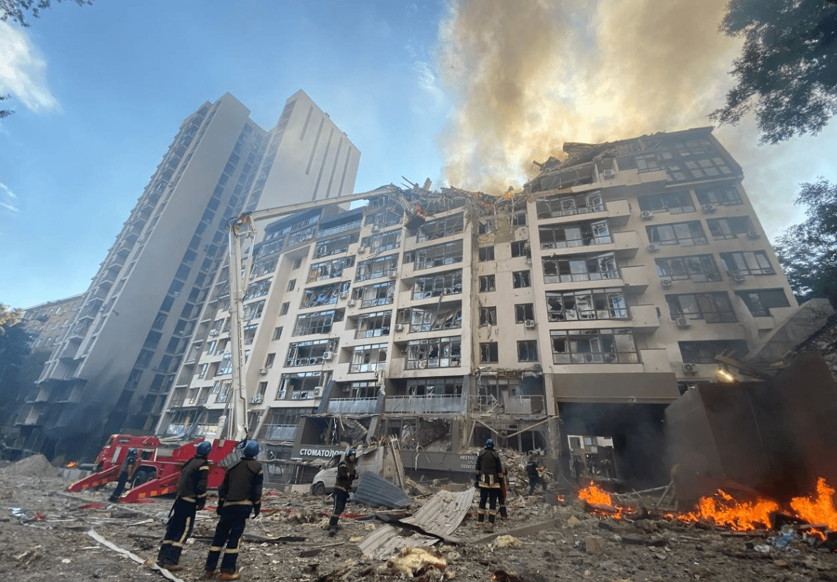 В Киеве под завалами 9-этажного дома, в который попала ракета, есть люди, - Кличко (ФОТО, ВИДЕО) 1
