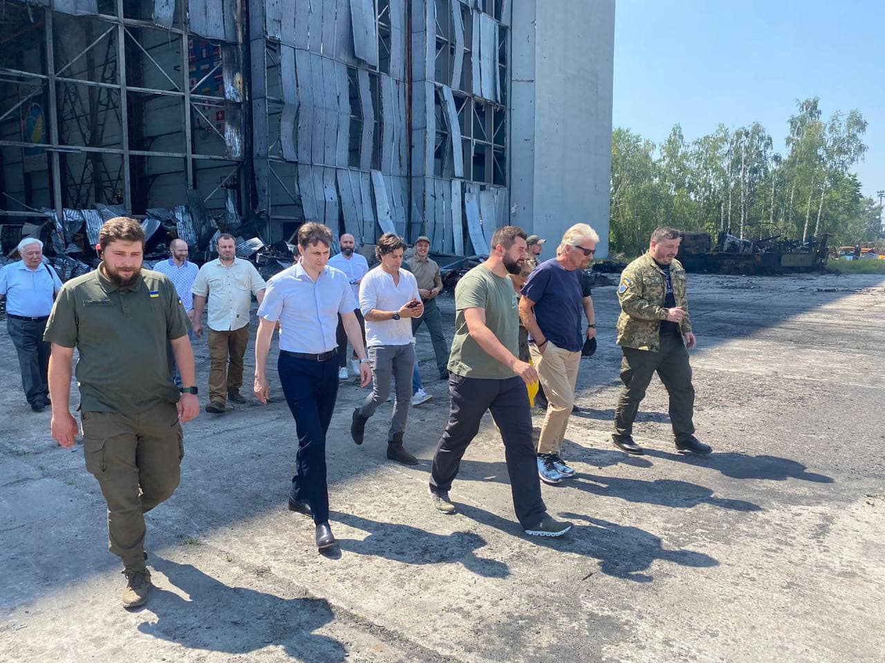 Річард Бренсон у Гостомелі. Фото – Тарас Думенко/Facebook